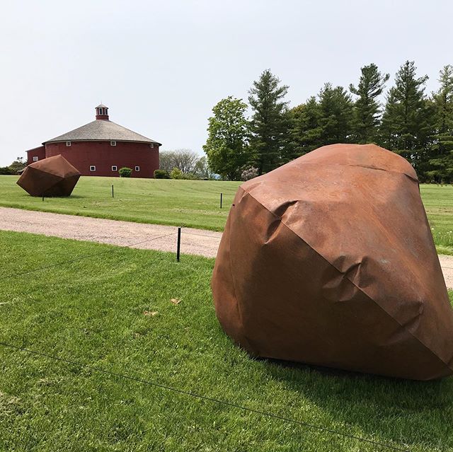 Love this installation at the @shelburnemuseum with playful steel forms by sculptor Rodrigo Nava. Welded and sealed, then injected with a combustible gas, the forms are puffed out, oddly pillow-like and interesting viewed from all angles ⭐️ #shelburnemuseum #landscape #publicart